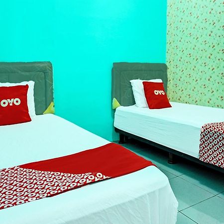 Oyo 91731 Home Stay Elis Cateliya Syariah Karawang Ngoại thất bức ảnh