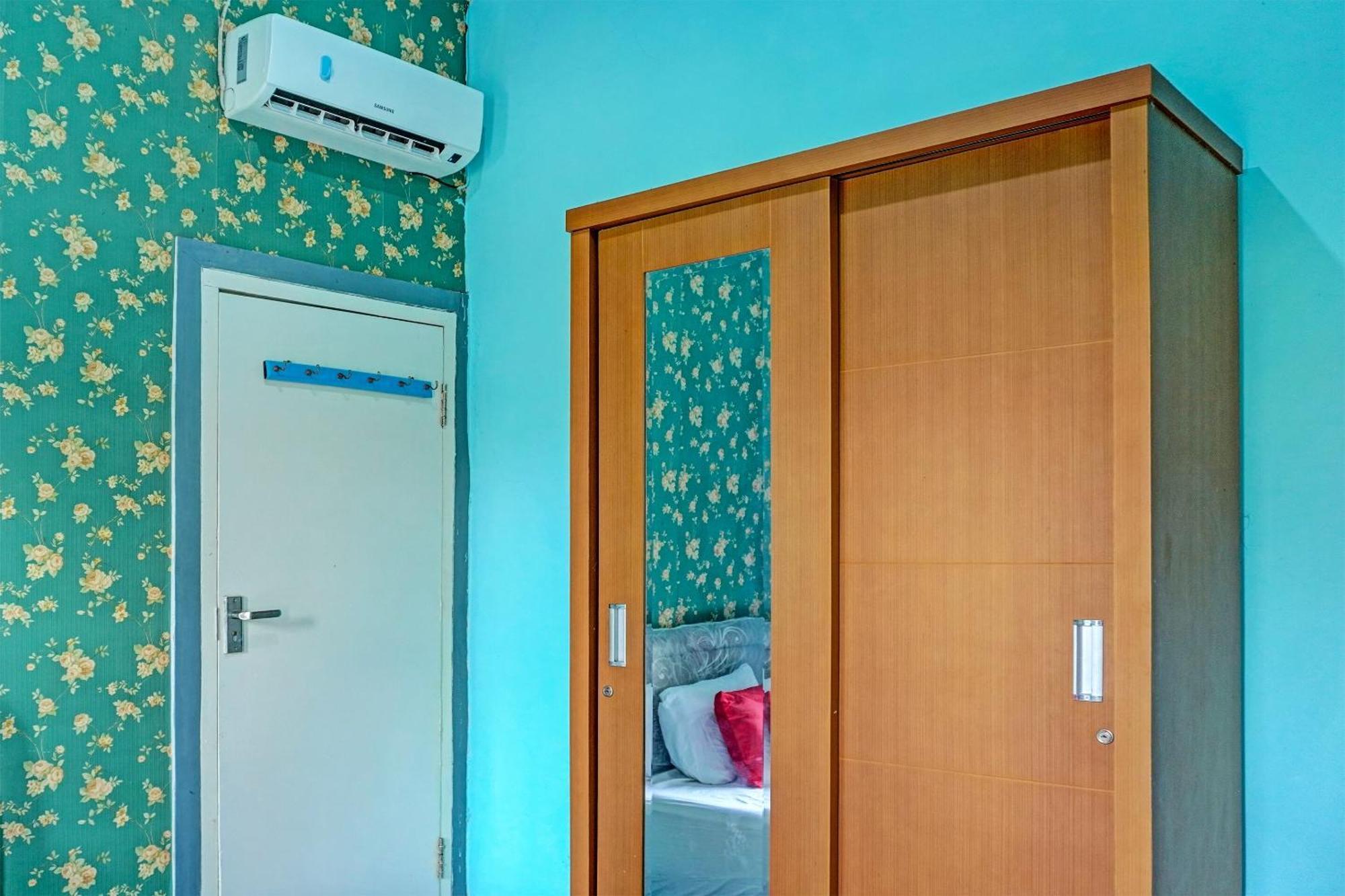 Oyo 91731 Home Stay Elis Cateliya Syariah Karawang Ngoại thất bức ảnh