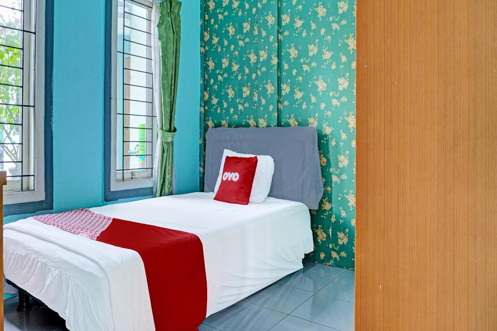 Oyo 91731 Home Stay Elis Cateliya Syariah Karawang Ngoại thất bức ảnh