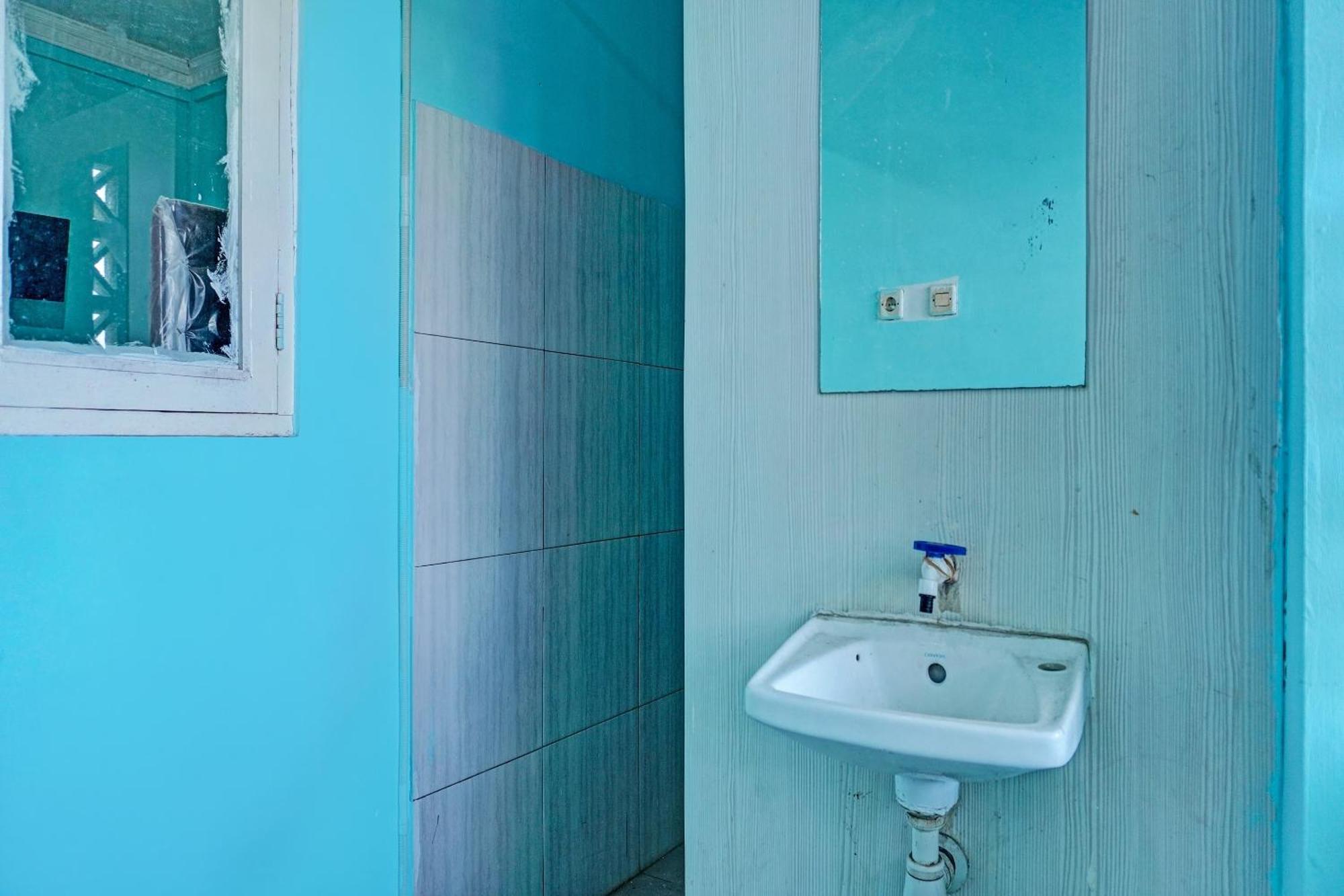 Oyo 91731 Home Stay Elis Cateliya Syariah Karawang Ngoại thất bức ảnh