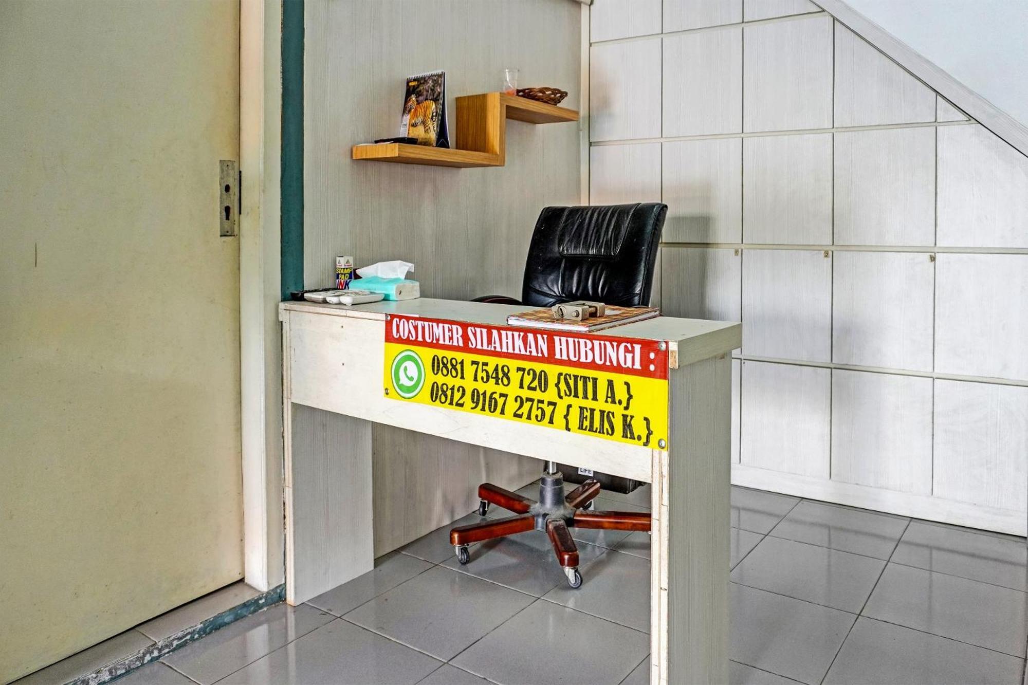 Oyo 91731 Home Stay Elis Cateliya Syariah Karawang Ngoại thất bức ảnh