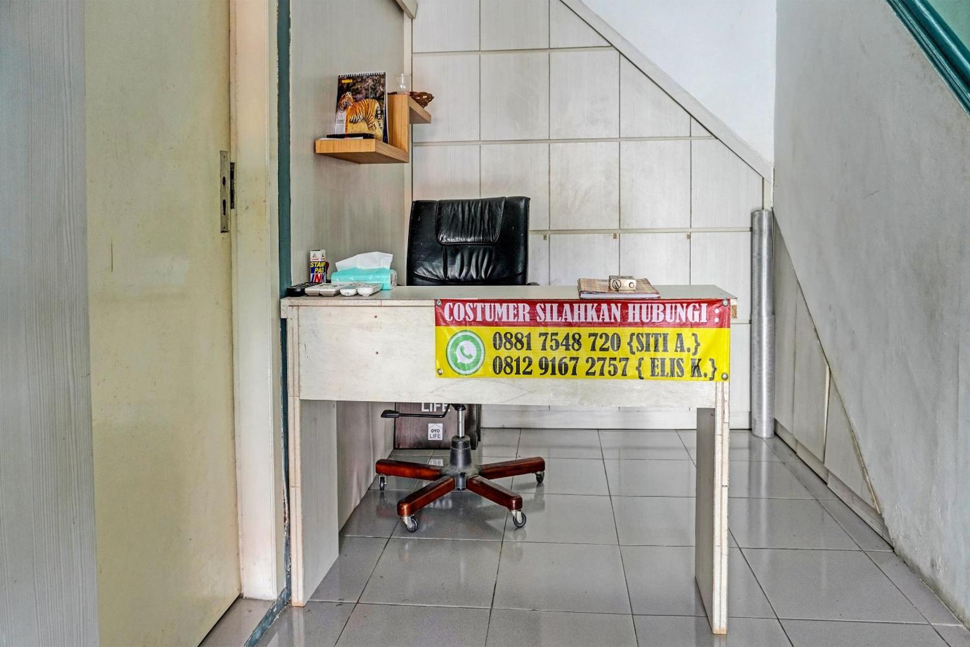 Oyo 91731 Home Stay Elis Cateliya Syariah Karawang Ngoại thất bức ảnh